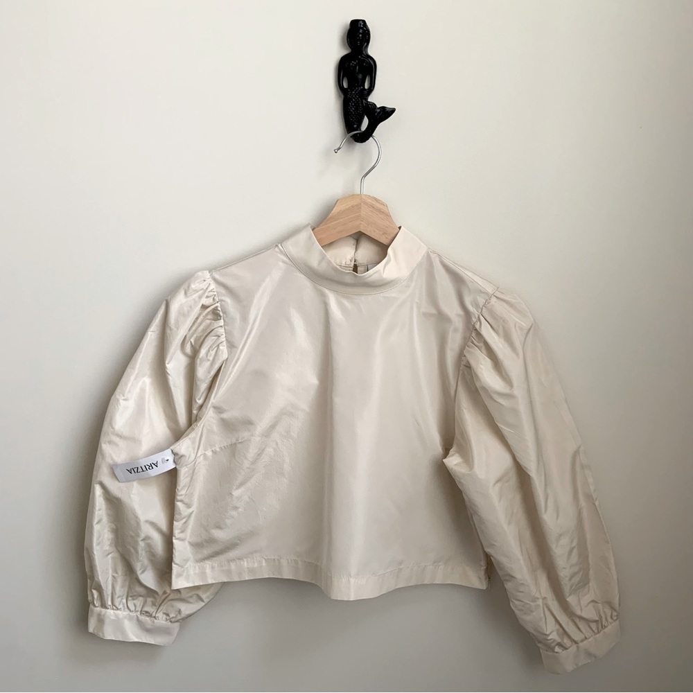 Aritzia, SUNDAY BEST cream cropped blouse in size Small